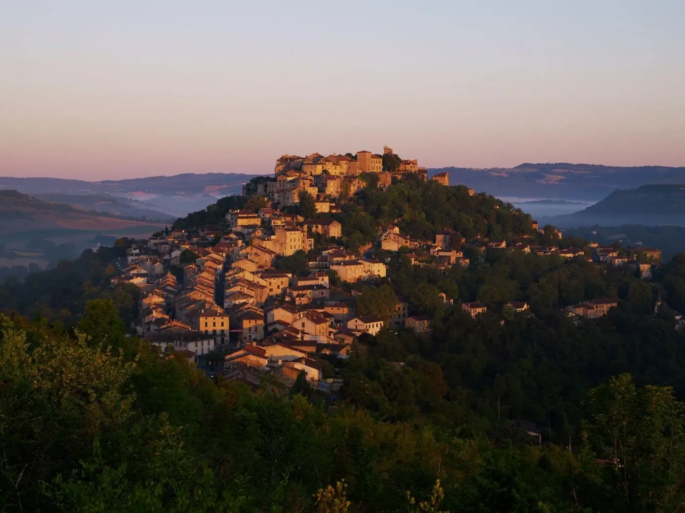 La cité médiévale de Cordes-sur-Ciel sur sa colline, au lever du soleil