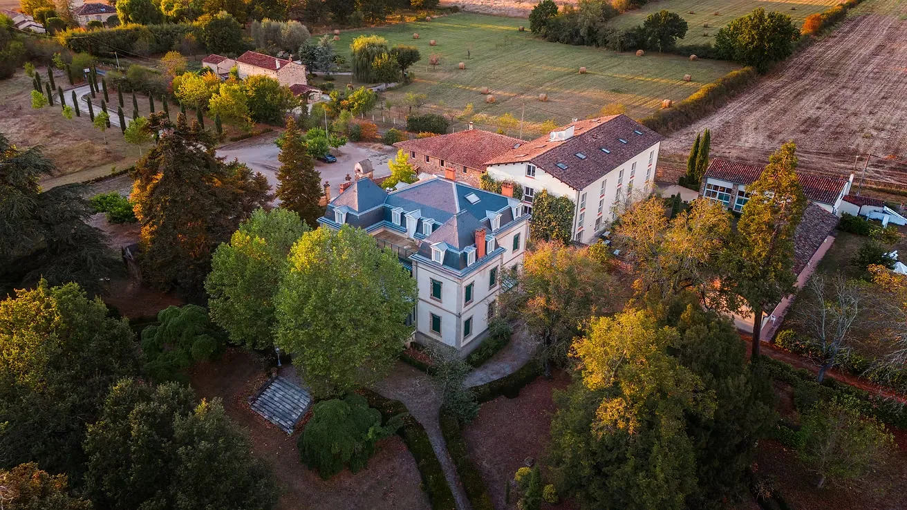 Vue aérienne du château, de l'hôtel et du parc